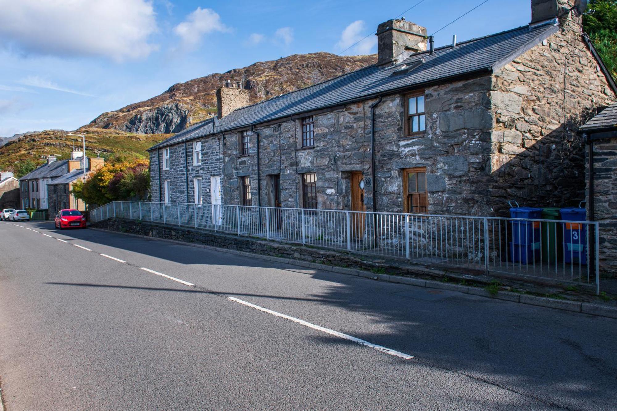 Homely Cottage With Garden And Mountain-View Blaenau Ffestiniog Exteriör bild